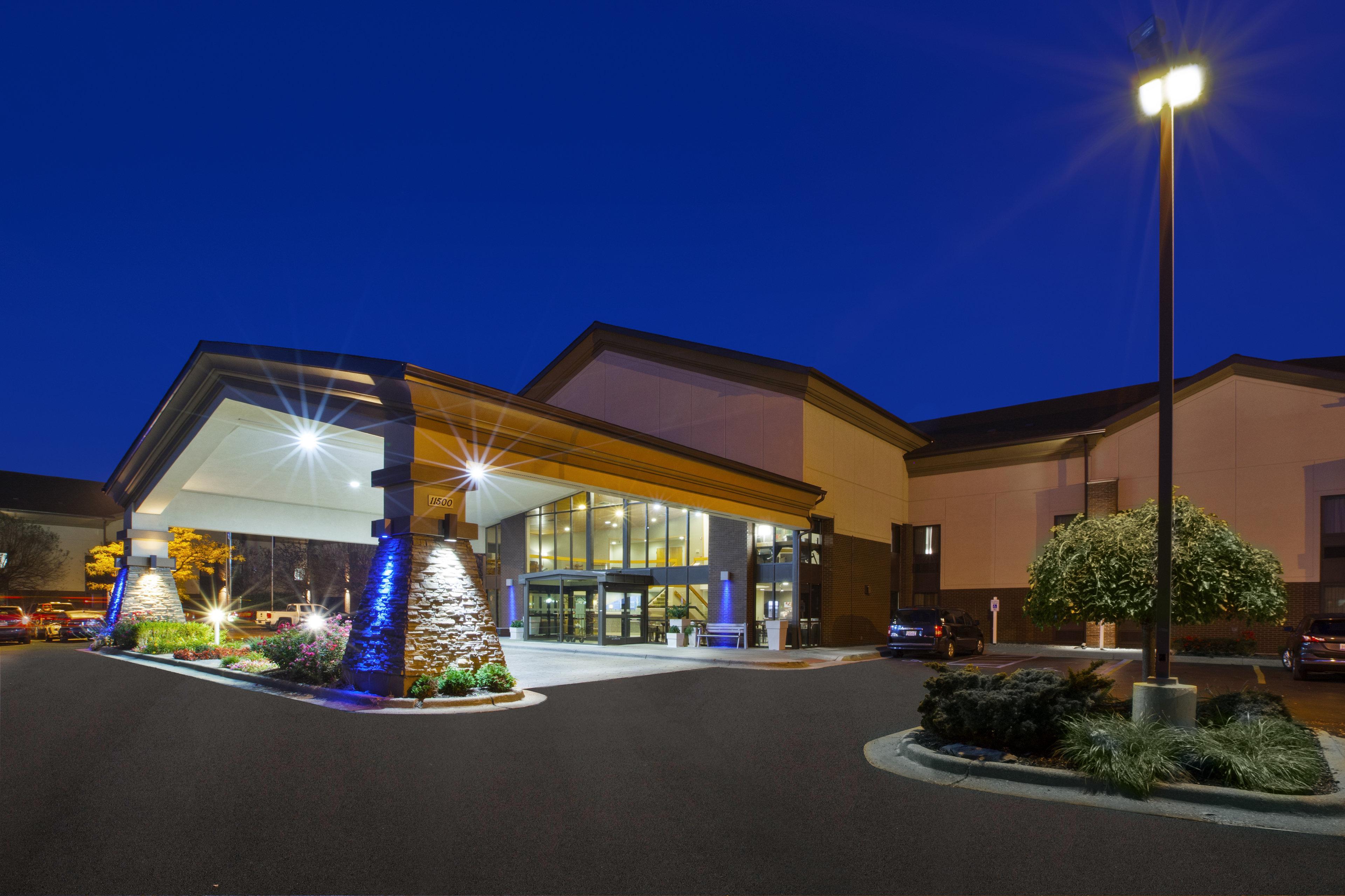 Holiday Inn Express Detroit-Warren/General Motors Technology Center By Ihg Exterior photo